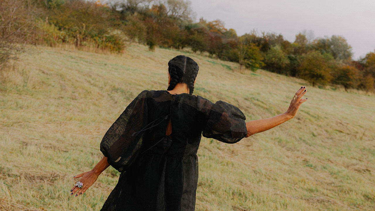 Portræt af Caroline Henderson bagfra.