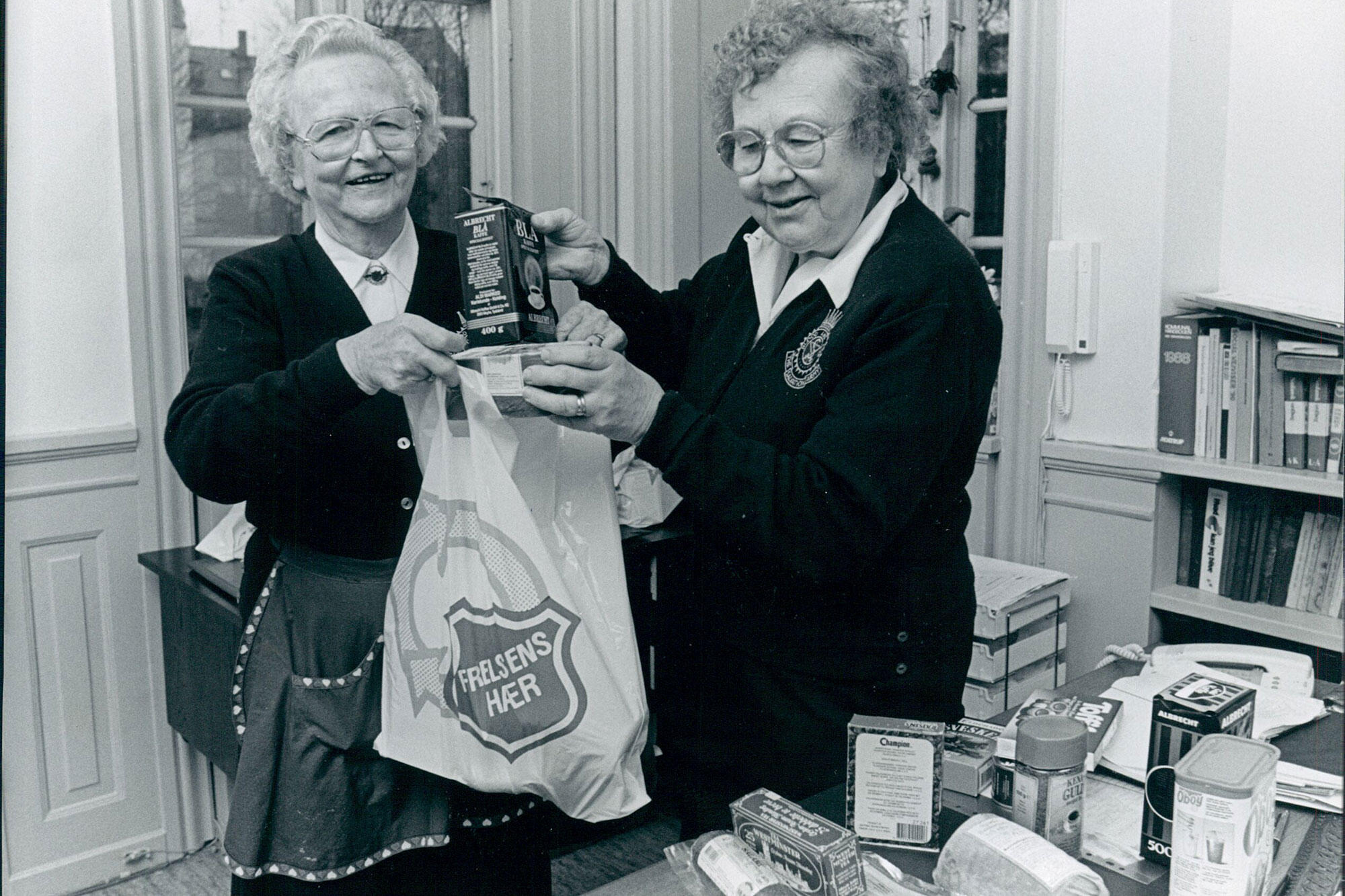 To ældre kvinder fylder juleposer hos Frelsens Hær i 1992