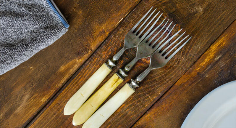 Bestik med benhåndtag på et træbord
