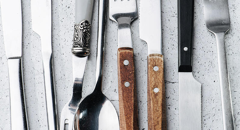 forskelligt bestik lagt ud på et bord