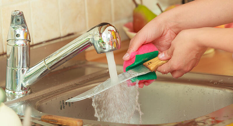 køkkenkniv der bliver vasket i håndvask