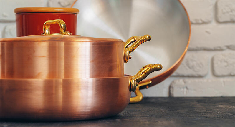 kobbergryder i et køkken