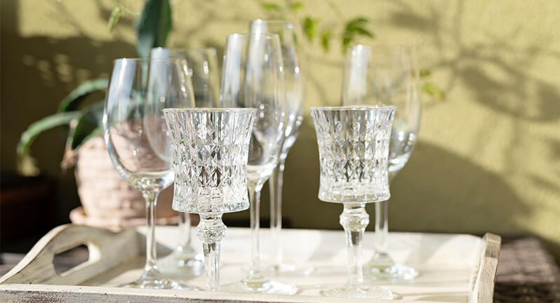 krystalglas på en bakke