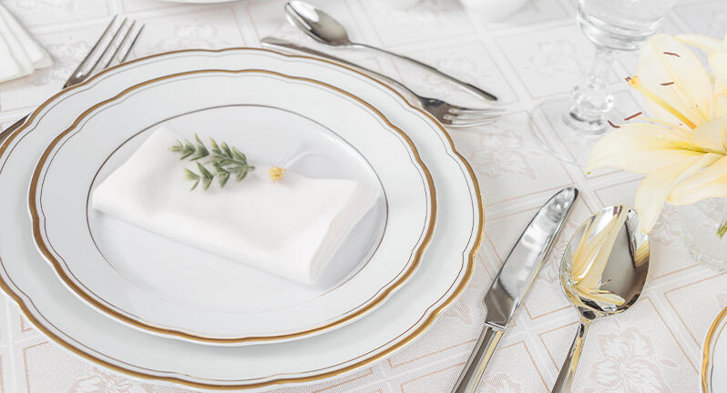 tallerken med guldkant og opdækket bord