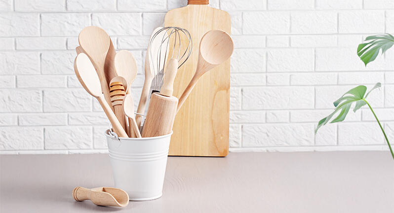 træbestik i en hvid holder, i et køkken