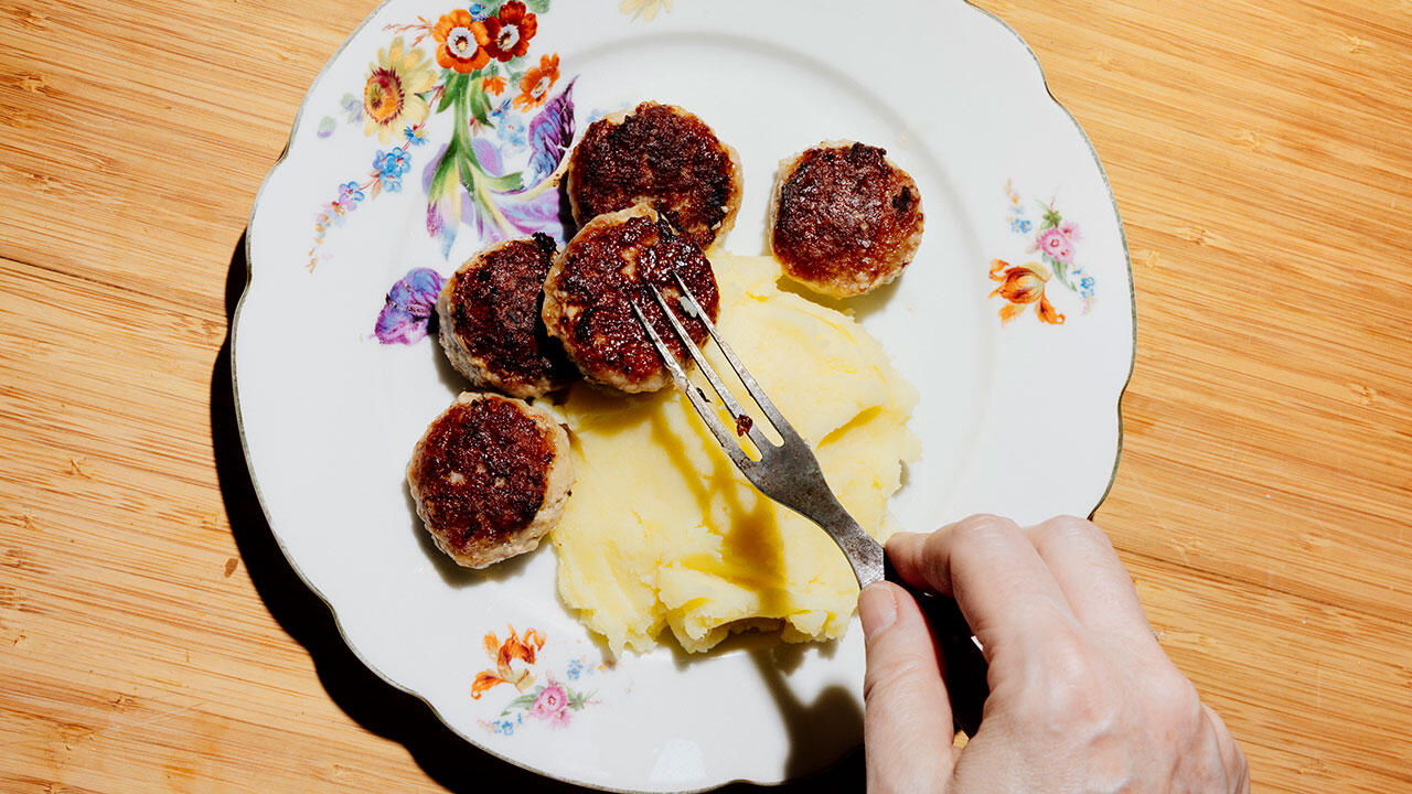 Frikadeller og kartoffelmos på tallerken.