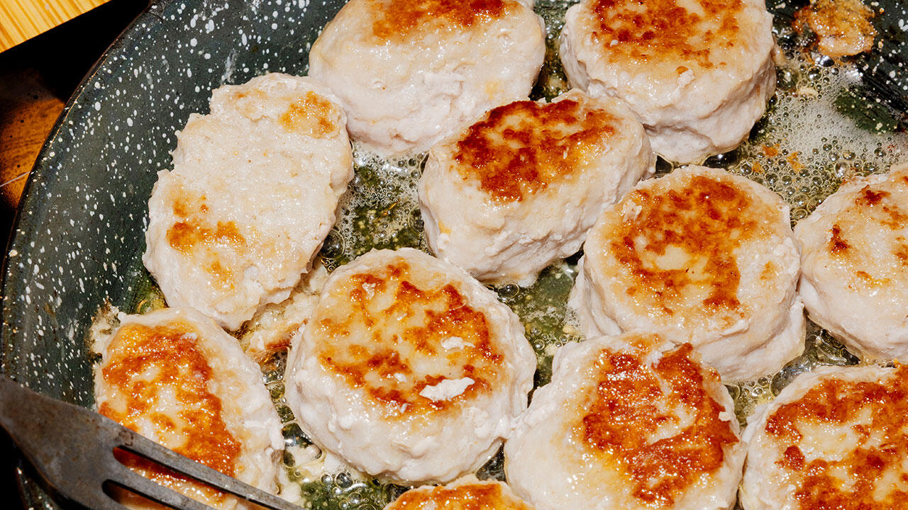 Frikadeller der steges på støbejernspanden.