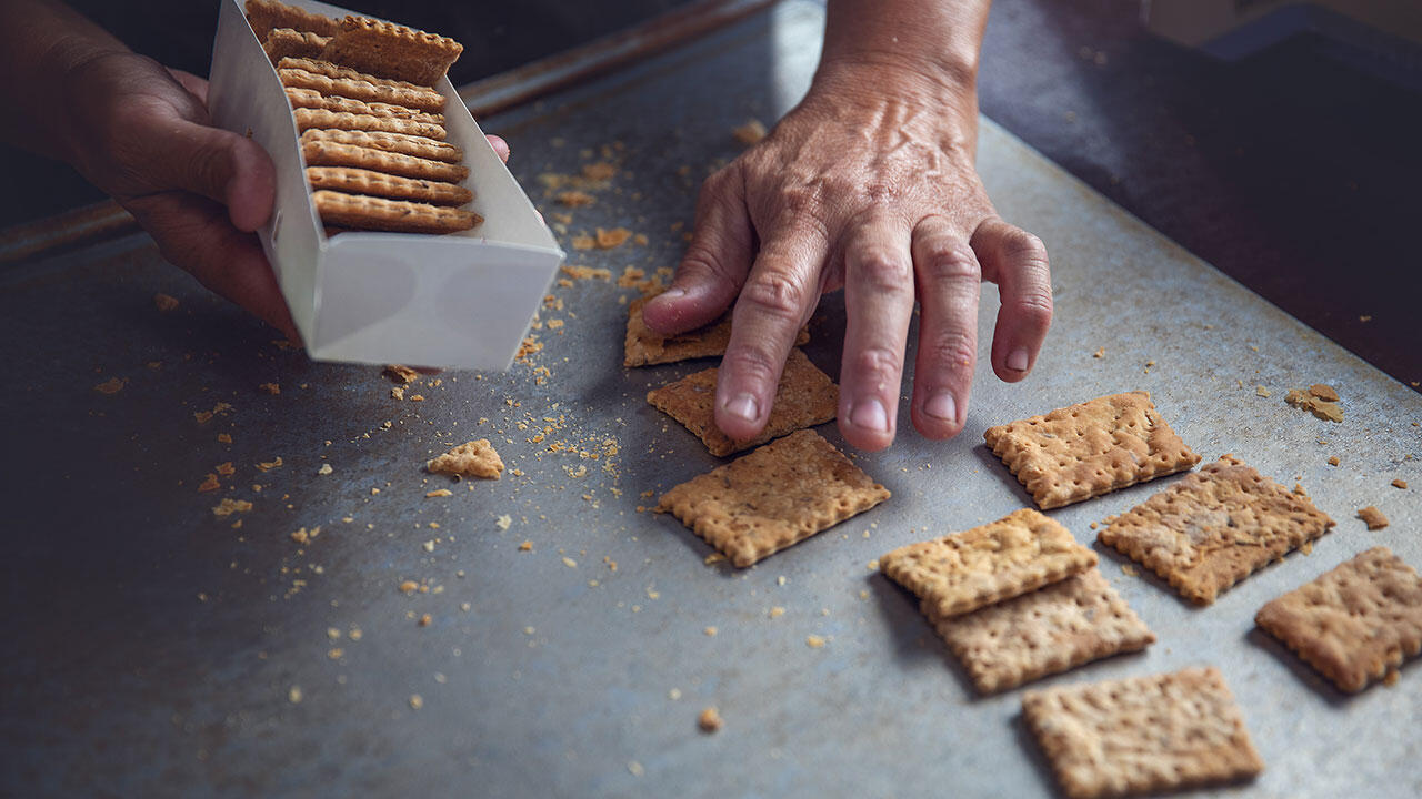 De oprindelige, håndlavede kiks havde 27 lag. I dag har de lidt færre, men de er stadig sprøde, som de altid har været.