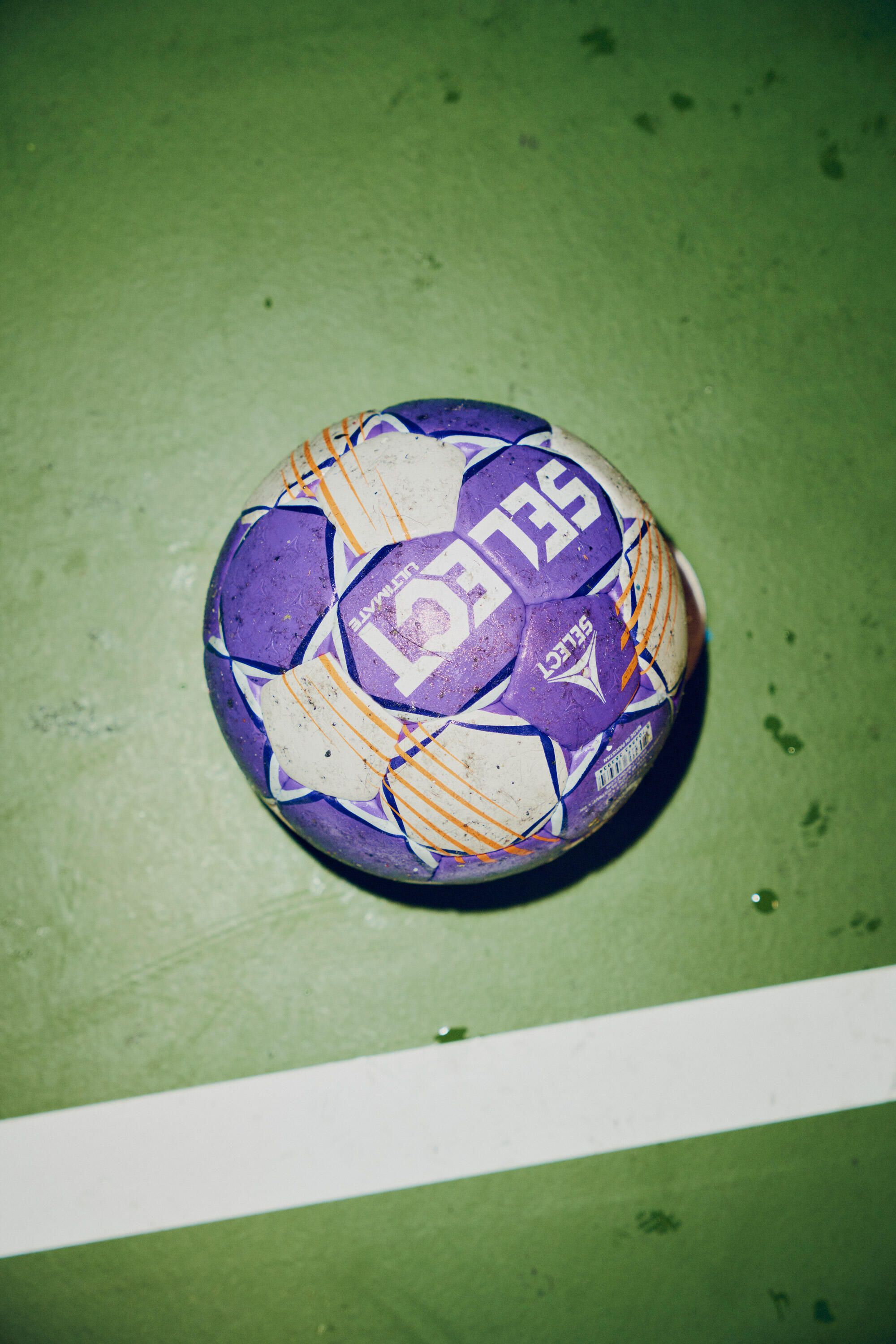 Håndbold på grønt gulv