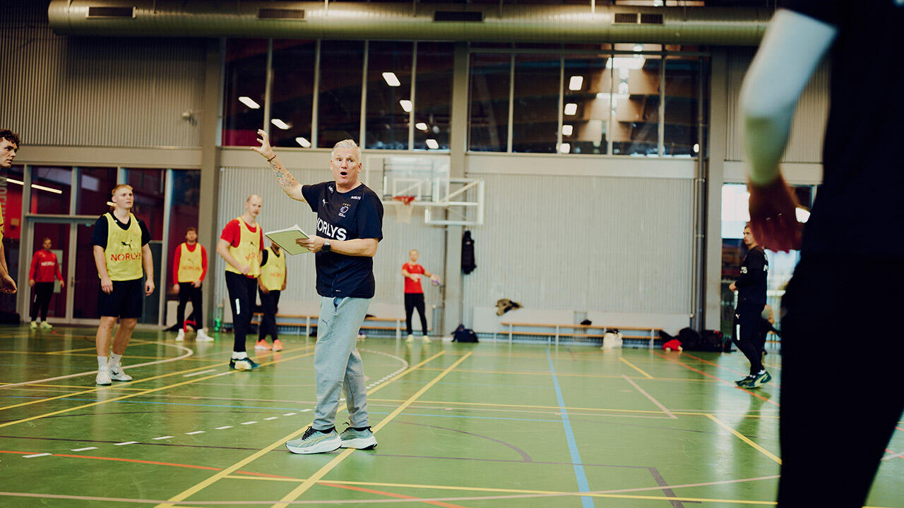 Nikolaj Jacobsen i håndboldhal under træning 