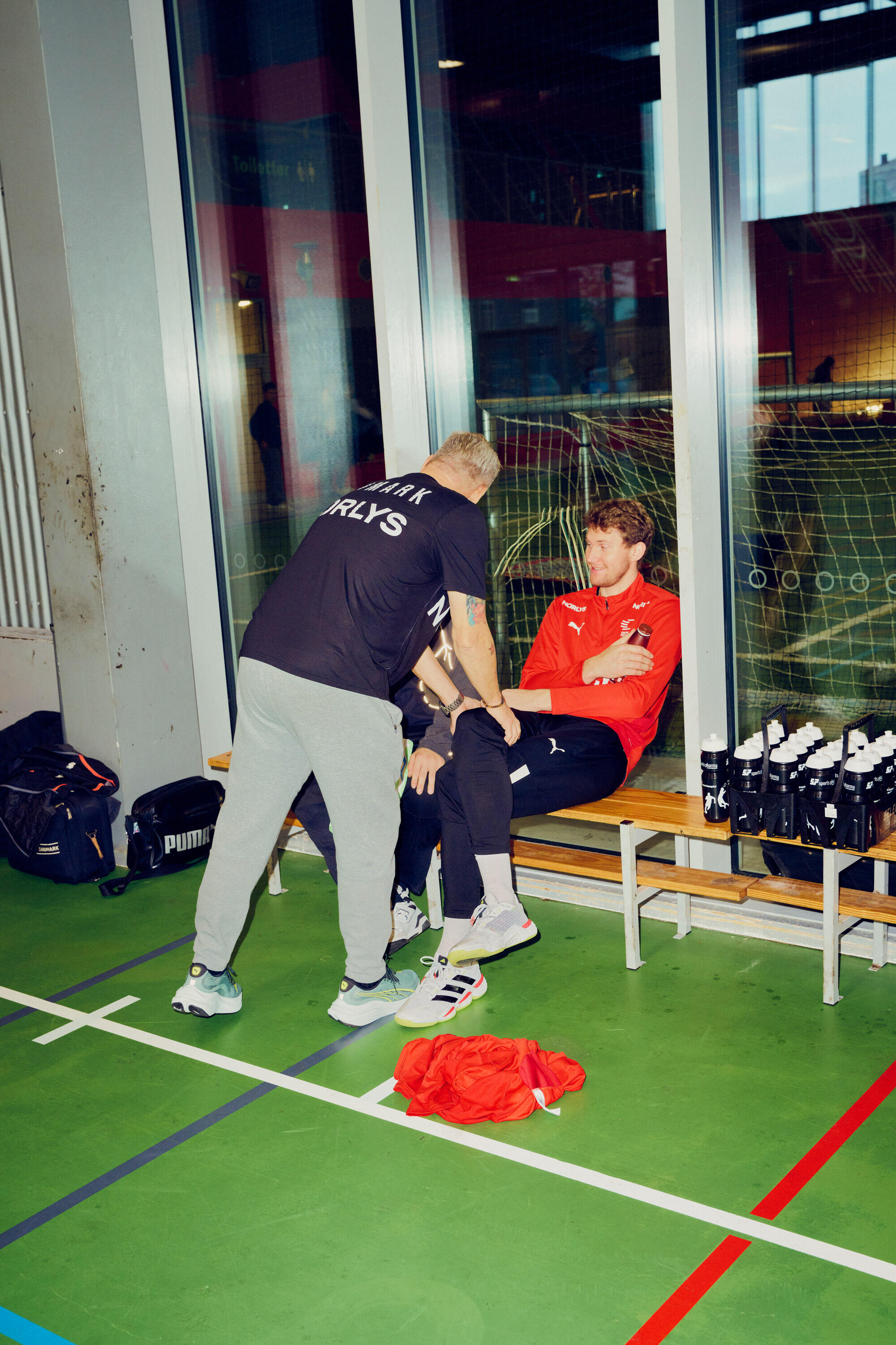 Nikolaj Jacobsen med spiller i hal