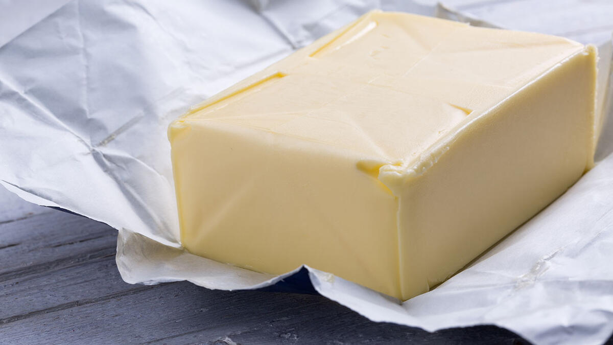 Smørpakke ligger på et bord