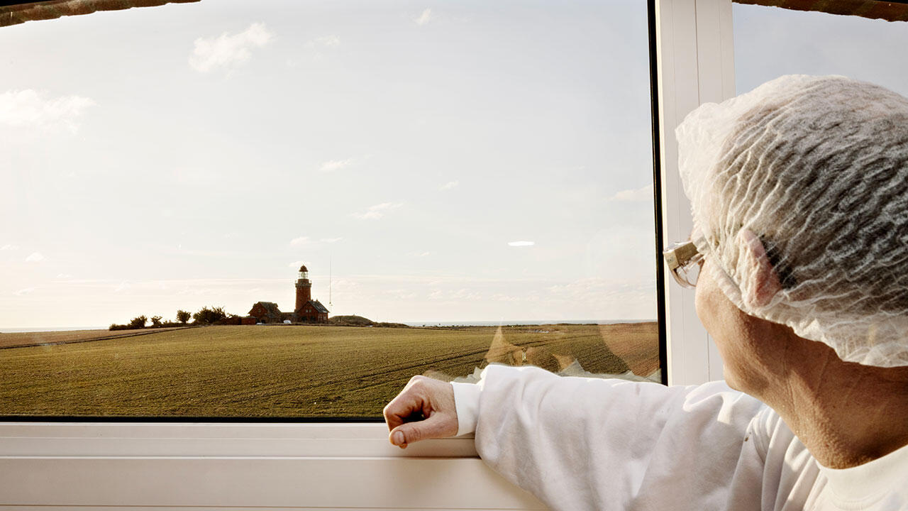 Ib kigger på Bovbjerg Fyr i i baggrunden.