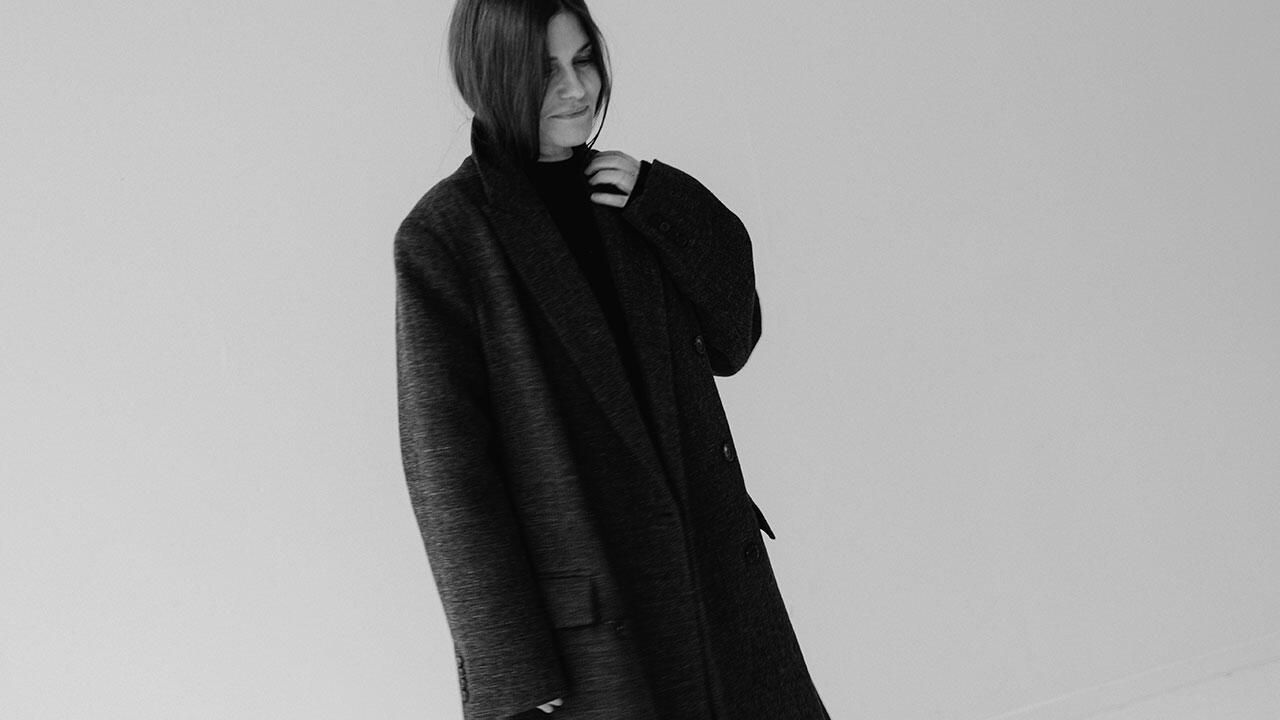 Pernille Rosendahl med sort tøj i halvtotal.