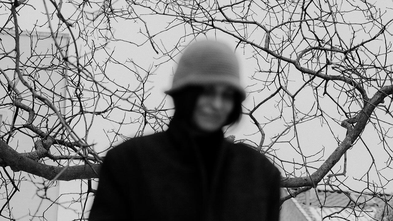 Pernille Rosendahl i sort/hvid iført hue.