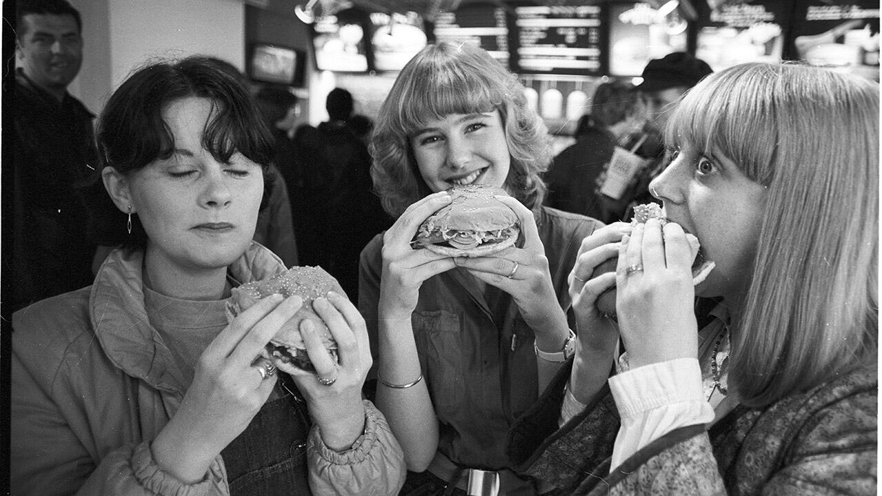 Kvinder spiser burger 