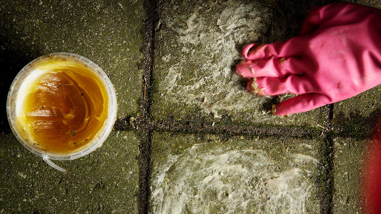 Brun sæbe på fliser 