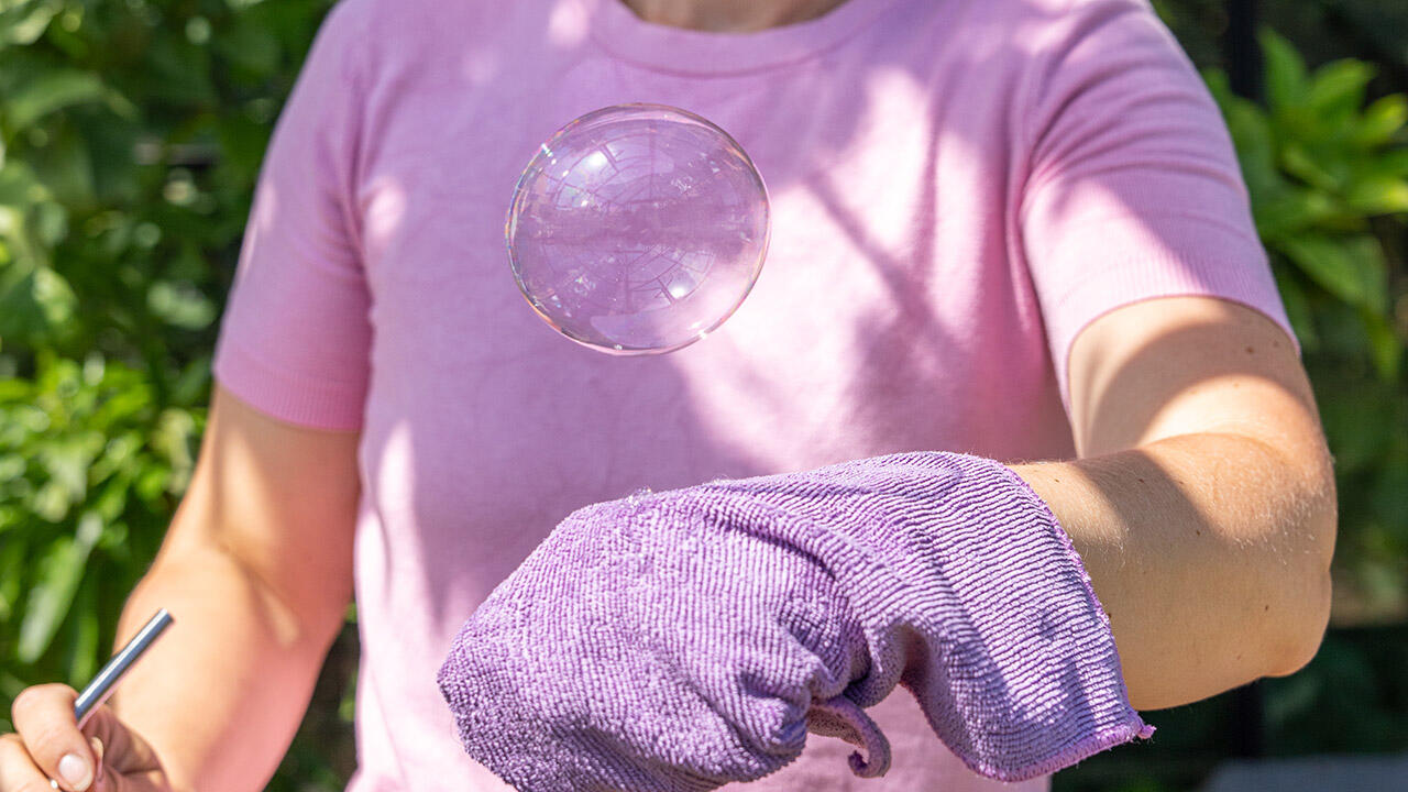 Hoppende sæbeboble på kvindes arm