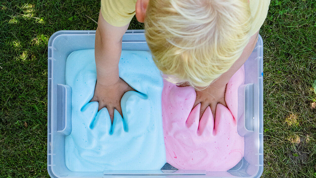 Hænder i farvet skum