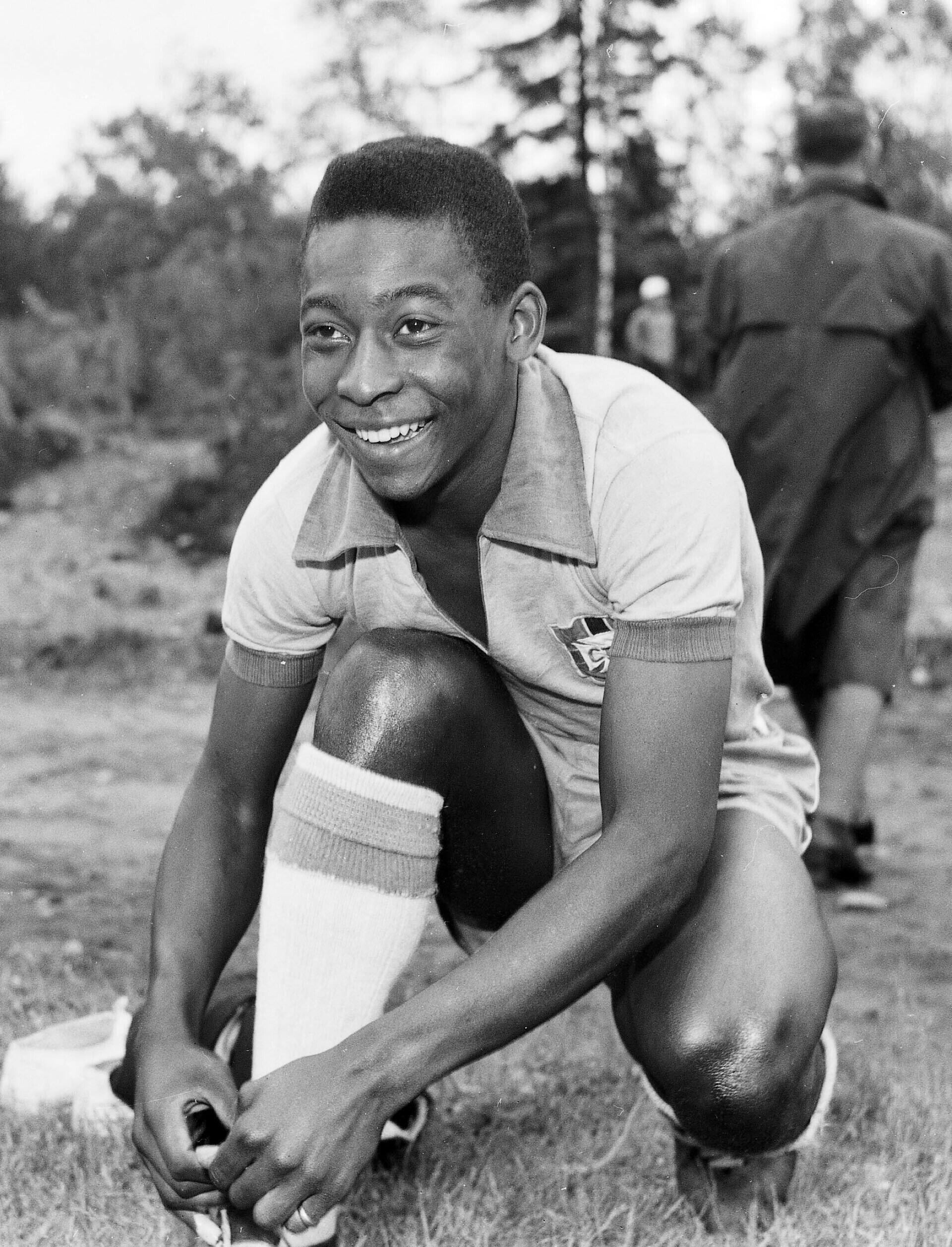 Pelé snørrer fodboldstøvler 