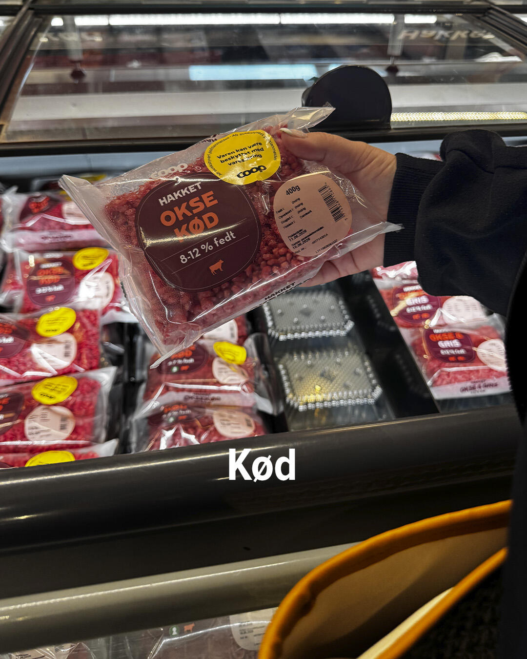 Kødpakke i hånden. I baggrunden ses en køledisk