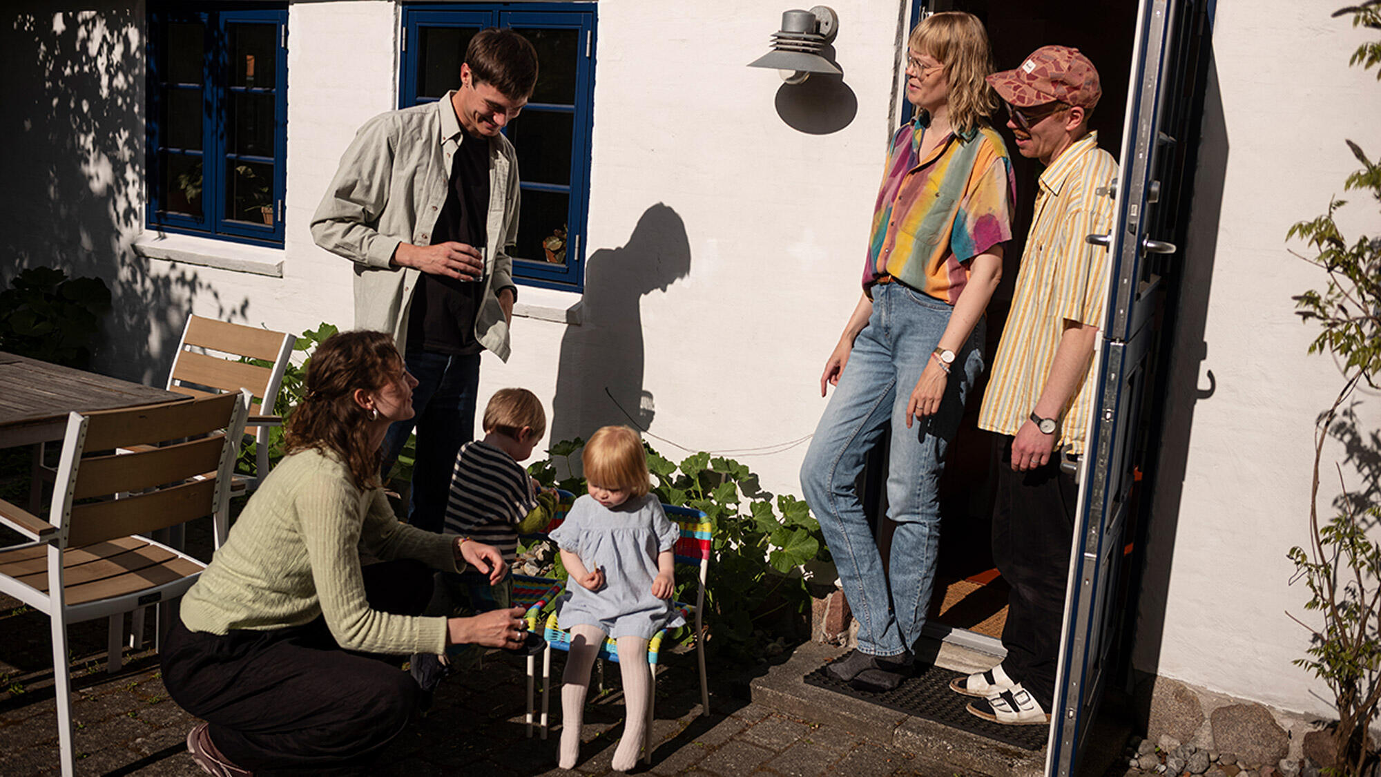 Tajs og gæster foran hus