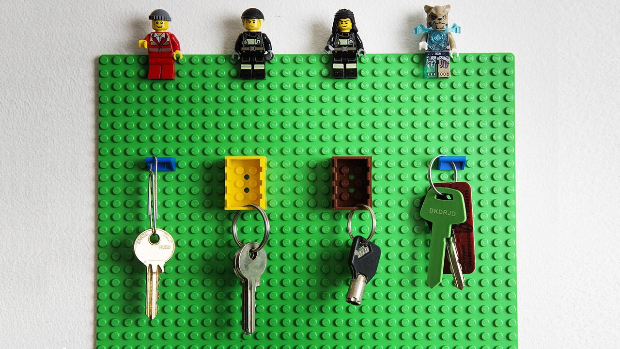 Legoplade med klodser og nøgler på væg