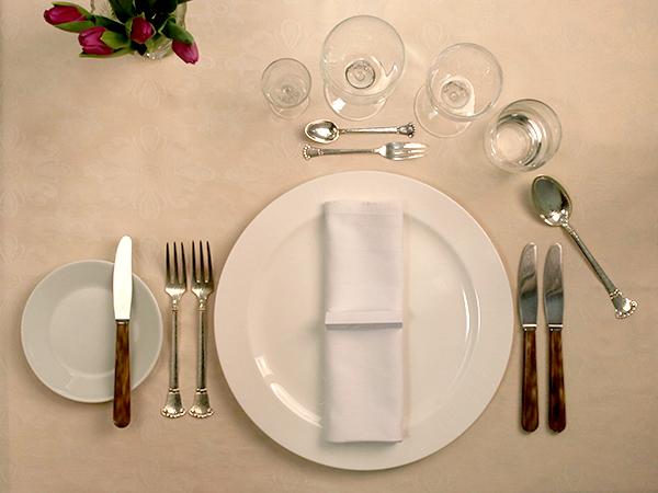 uærlig Fordi Blive opmærksom Traditioner: Sådan dækker du bordet korrekt | Samvirke