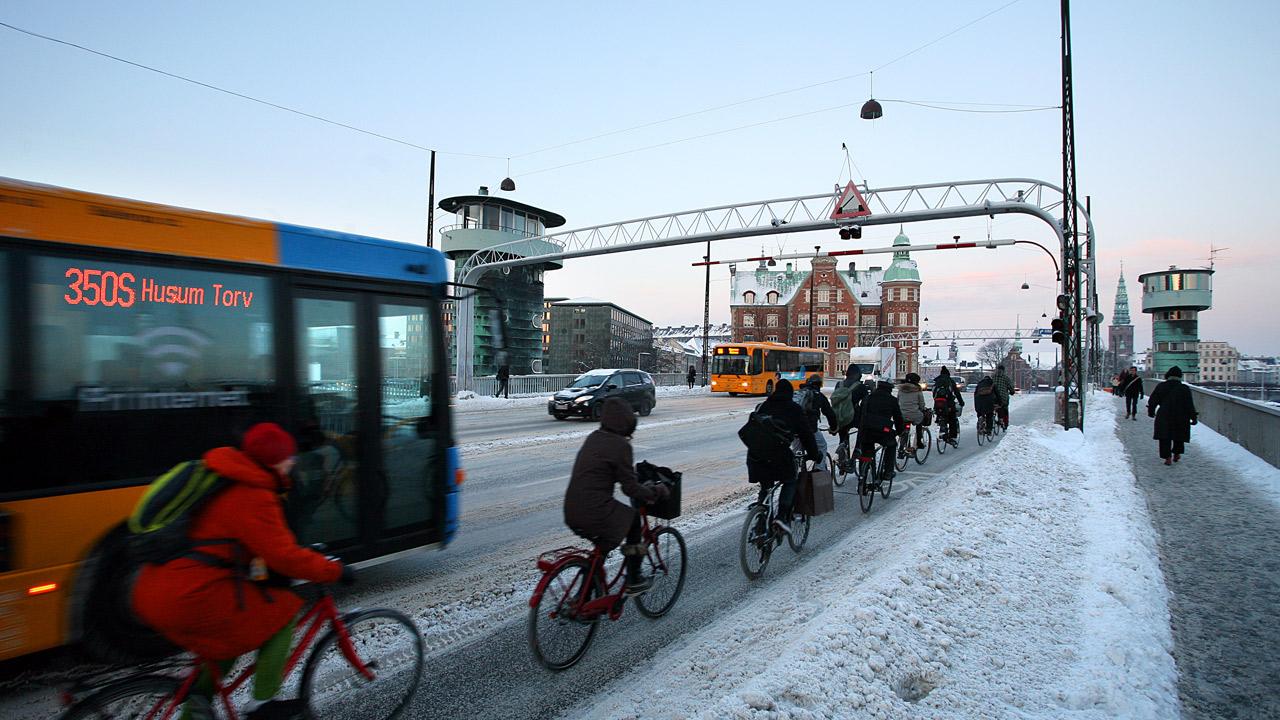 Cyklister på bro i København om vinteren.