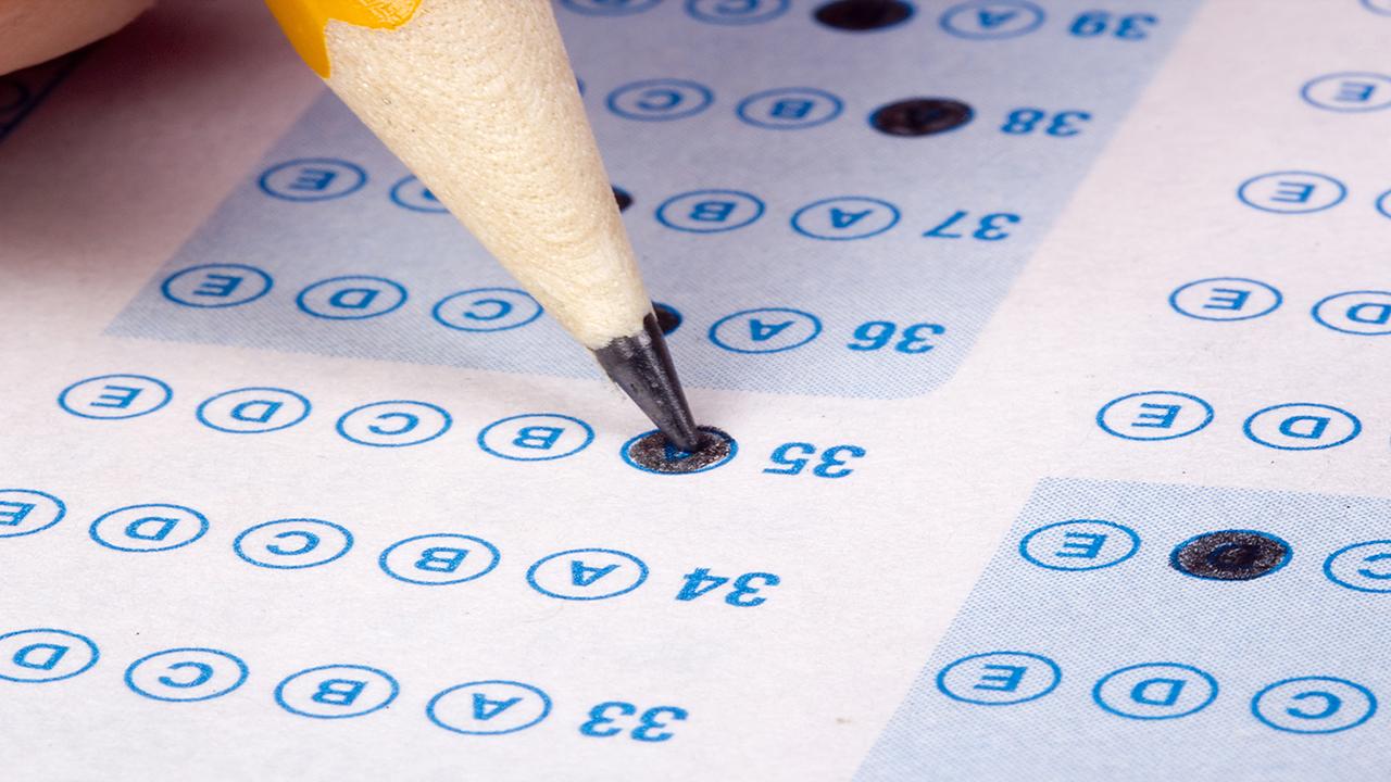 blyant på papiret af en IQ-test