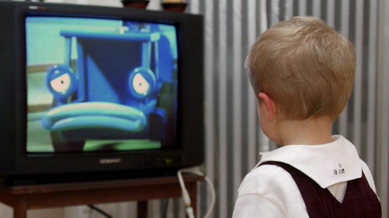 indhente I de fleste tilfælde kabel Kan børn sidde for tæt på tv'et? | Samvirke