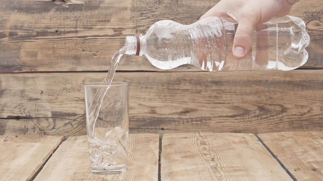 Tyr Ugle udtrykkeligt Kan vand blive for gammelt? | Samvirke
